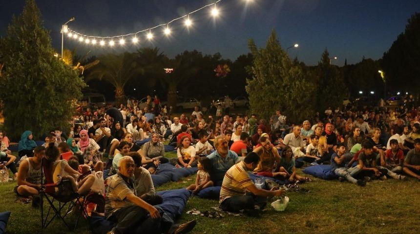 Akhisarlılar a&ccedil;ık hava sinema g&uuml;nlerini &ccedil;ok sevdi