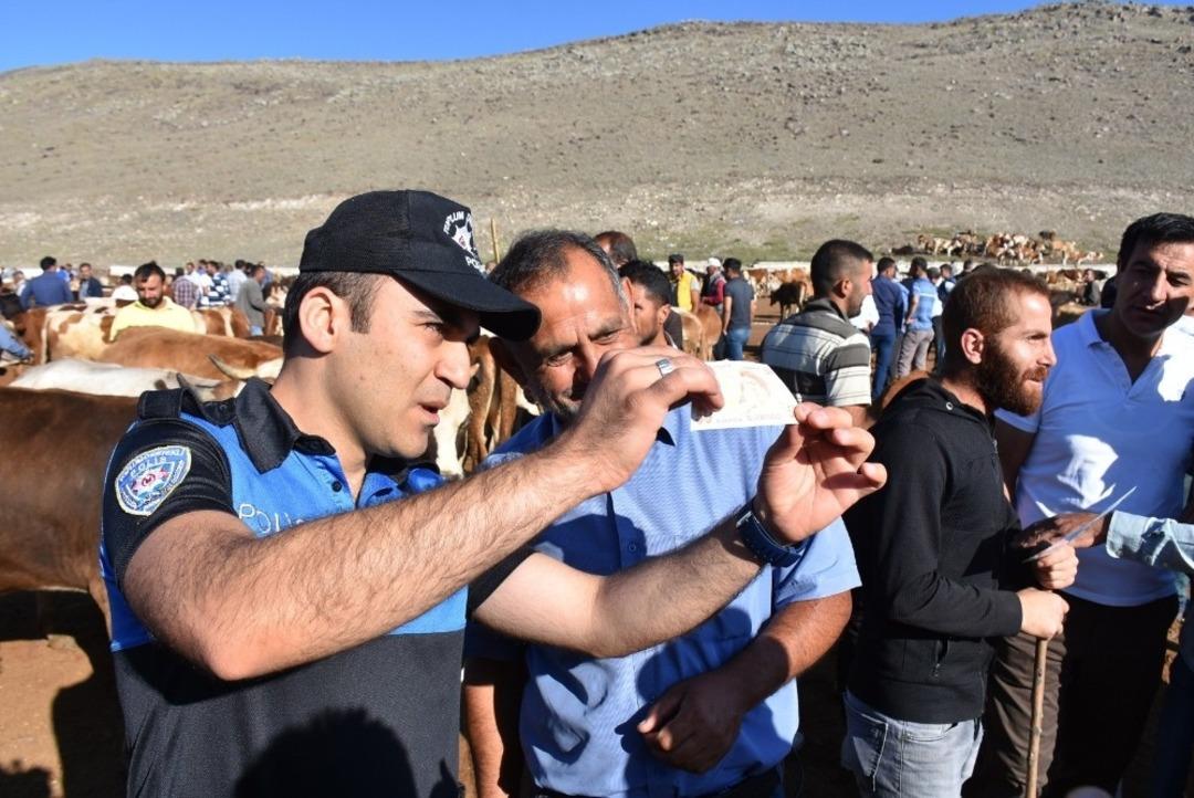 Kars&rsquo;ta polisten bayram &ouml;ncesi sahte para uyarısı