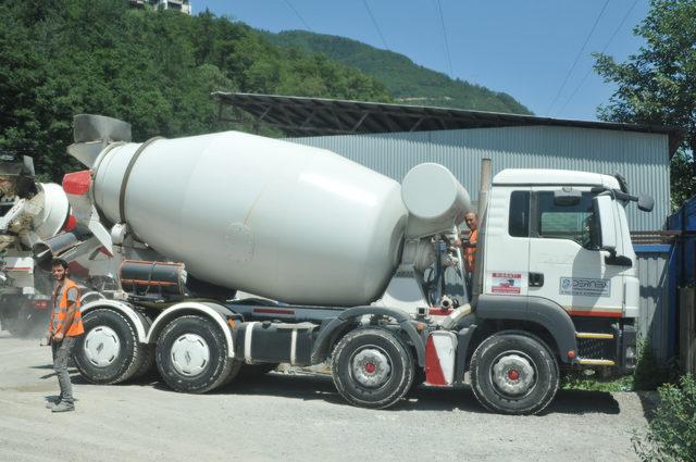 Kuşların yuva yaptığı beton mikseri çalıştırılmıyor