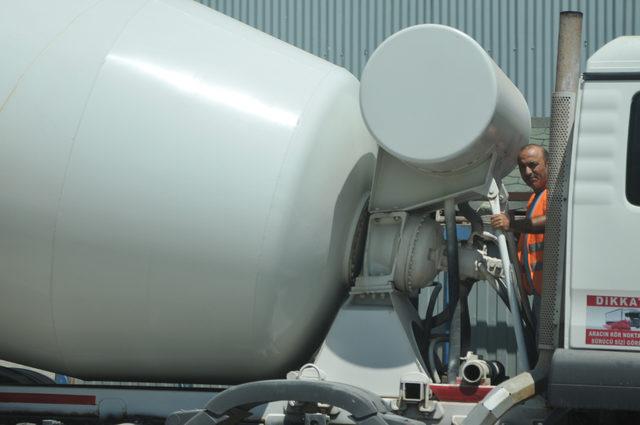 Kuşların yuva yaptığı beton mikseri çalıştırılmıyor