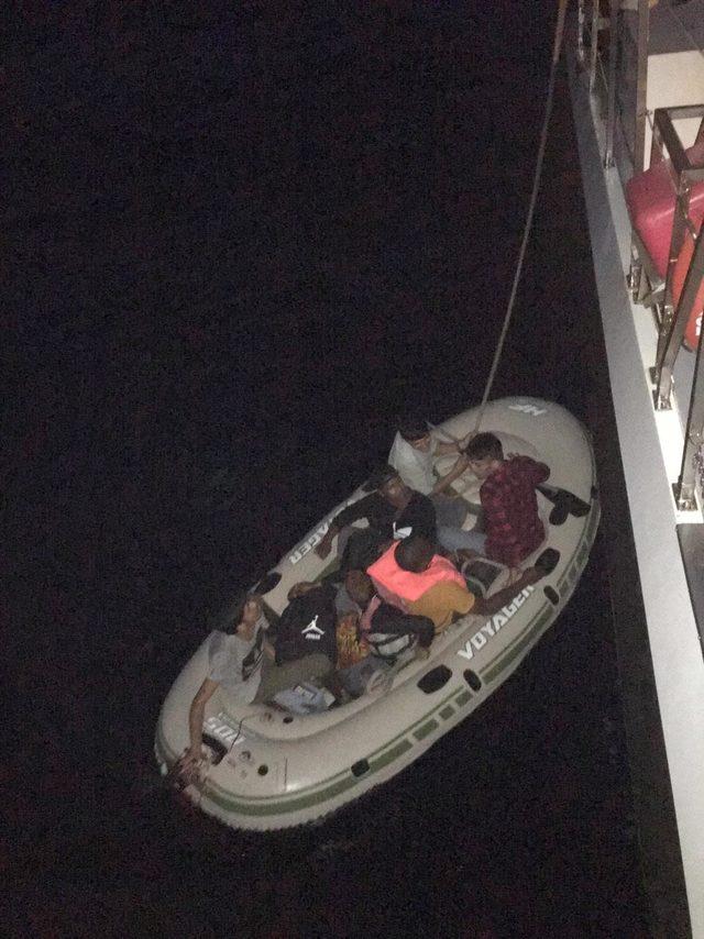 Yelkenli ve lastik botta 43 kaçak göçmen yakalandı