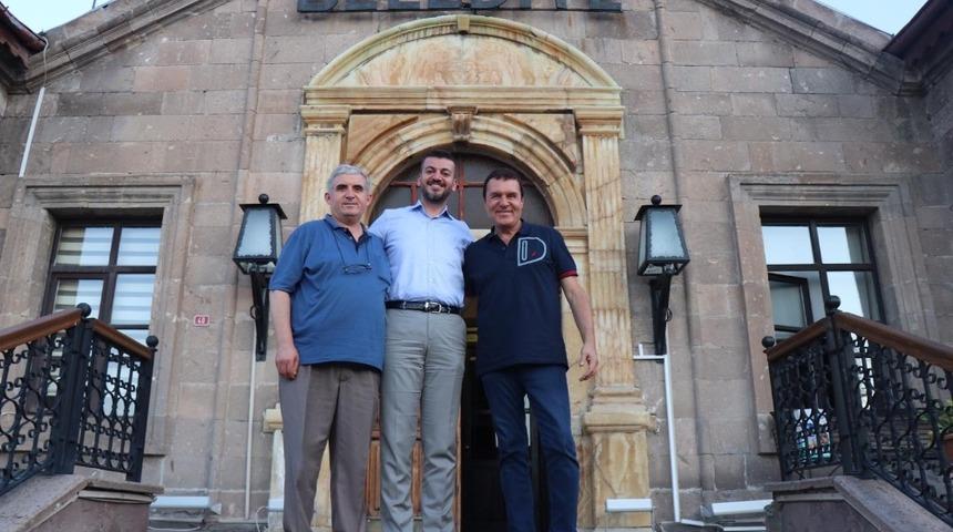 Mithat K&ouml;rler, Belediye Başkanı Akt&uuml;rk&rsquo;&uuml; ziyaret etti