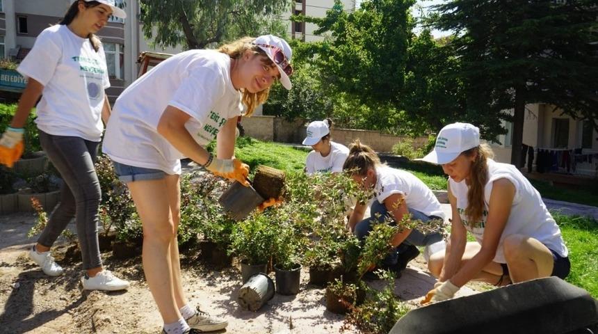 Yabancı gen&ccedil;ler Nevşehir&rsquo;de park yapımında &ccedil;alıştı