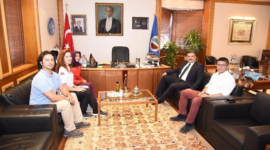 Rekt&ouml;r &Ccedil;omaklı, Anadolu &Uuml;niversitesini temsil edecek sporculara başarılar diledi