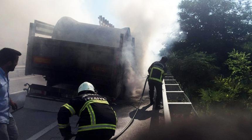 Hareket halindeki tır alev aldı