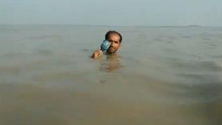 Bu da oldu! Haberi boğazına kadar suda anons etti!