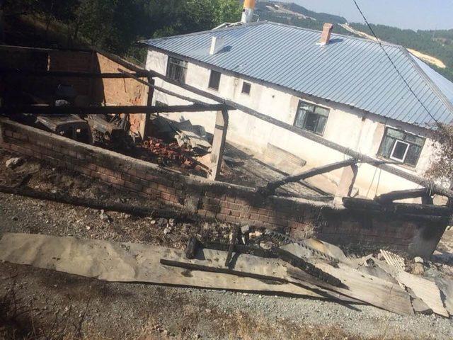 Kastamonu&rsquo;da &ccedil;ıkan yangın kamyonet ile trakt&ouml;r&uuml; k&uuml;le d&ouml;nd&uuml;rd&uuml; 1