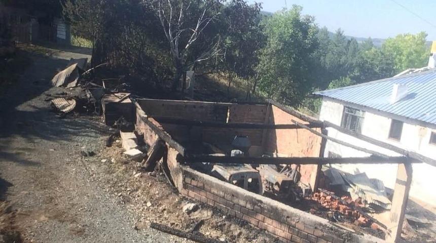 Kastamonu&rsquo;da &ccedil;ıkan yangın kamyonet ile trakt&ouml;r&uuml; k&uuml;le d&ouml;nd&uuml;rd&uuml;