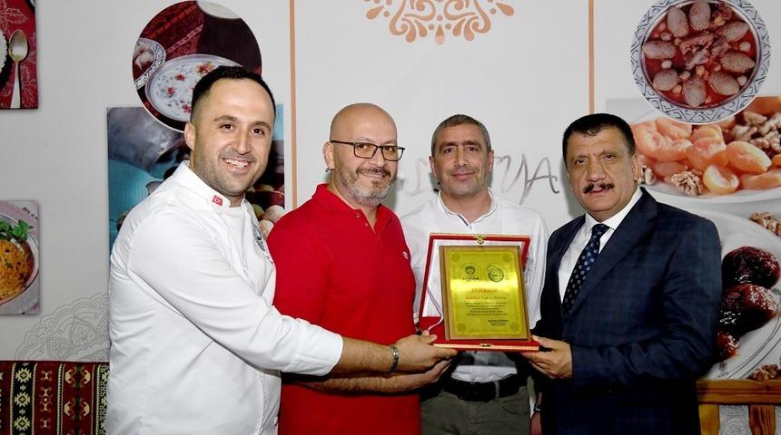 Başkan G&uuml;rkan G&uuml;rkan&rsquo;dan kayısı reklamına plaket