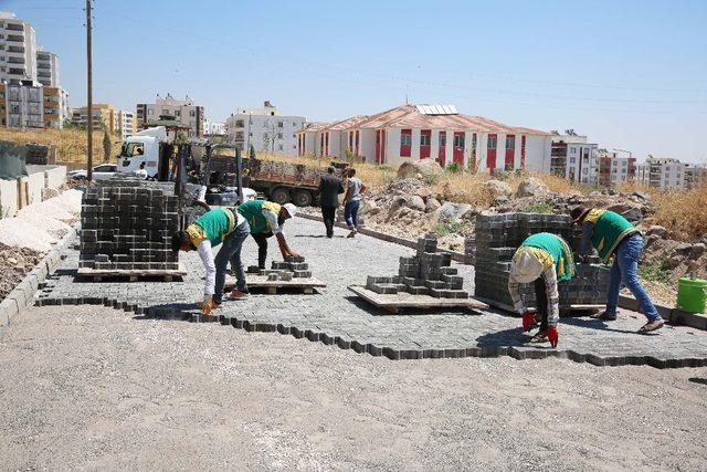 Karaköprü’de yollar kilitli parkeyle döşeniyor