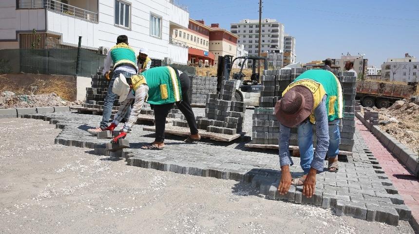 Karak&ouml;pr&uuml;&rsquo;de yollar kilitli parkeyle d&ouml;şeniyor