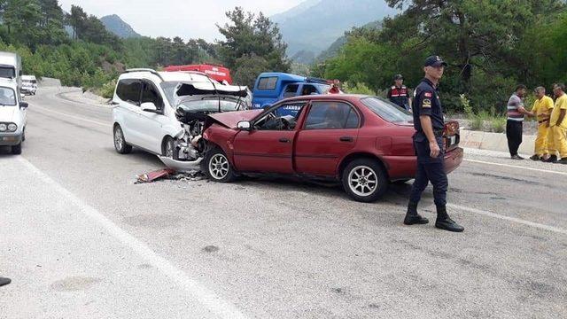 Kozan’da iki otomobil kafa kafaya çarpıştı: 3 yaralı