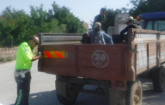 Trafik polislerinden ’reflektör’ uygulaması