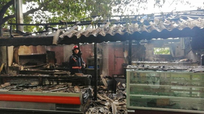 &Ccedil;iftlikte &ccedil;ıkan yangında mutfak kısmı alevlere teslim oldu