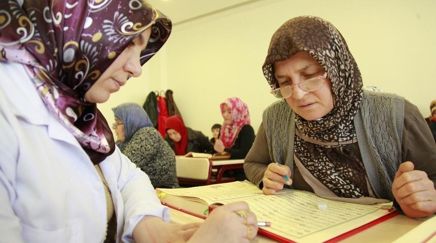 Bayanlardan &Ouml;zgecan K&uuml;lt&uuml;r Merkezi&rsquo;ne yoğun ilgi