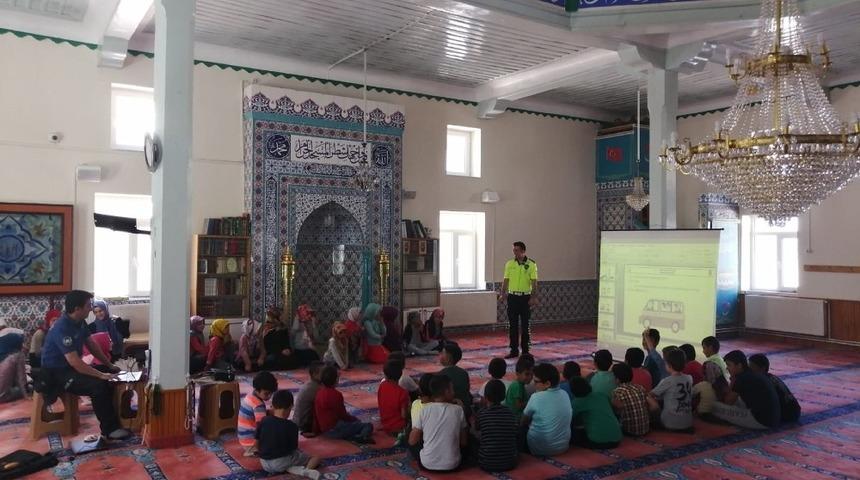 Kuran kursu öğrencilerine trafik eğitimi