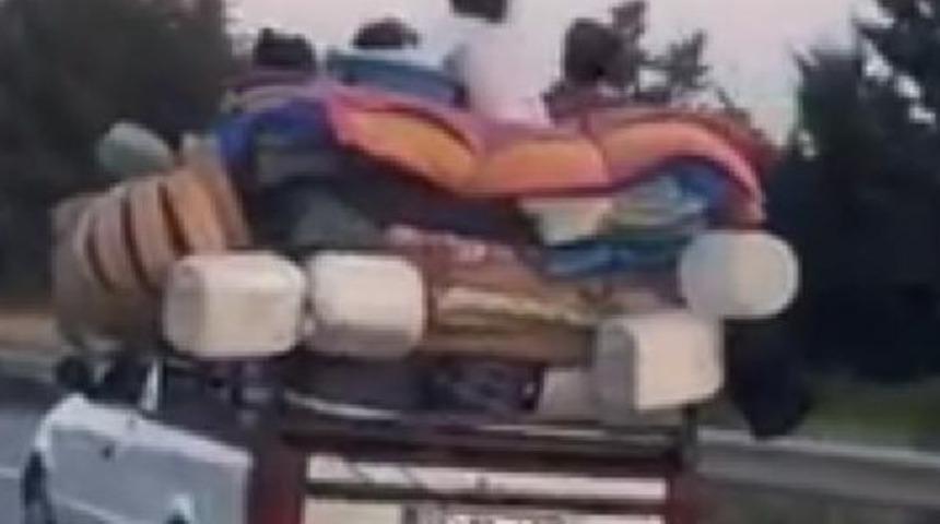 Adana'da kamyonet yükünün üzerinde tehlikeli yolculuk 