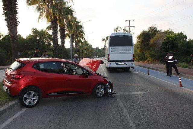 Geri manevra yapan tur otobüsünün altında kalan sürücü yaralandı