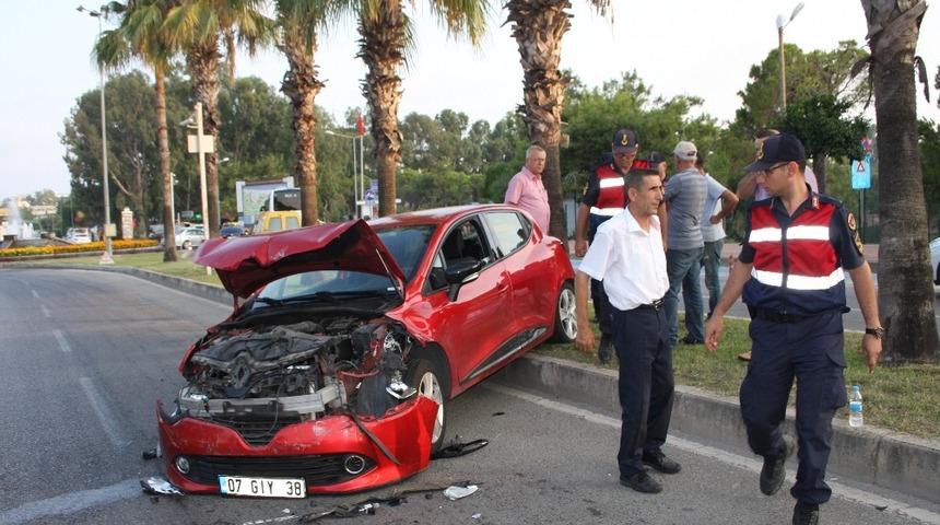 Geri manevra yapan tur otob&uuml;s&uuml;n&uuml;n altında kalan s&uuml;r&uuml;c&uuml; yaralandı