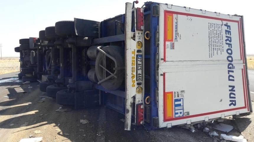 Cizre&rsquo;de tır devrildi: 2 yaralı