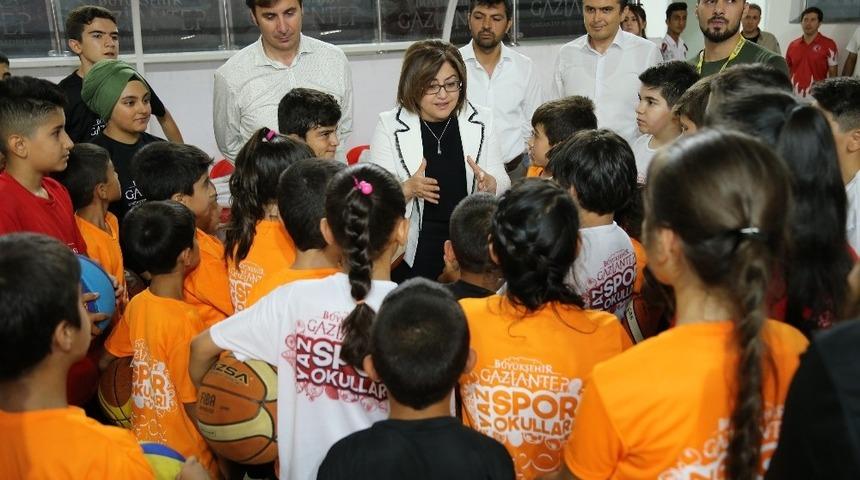 Başkan Şahin&rsquo;den yaz spor okullarına ziyaret