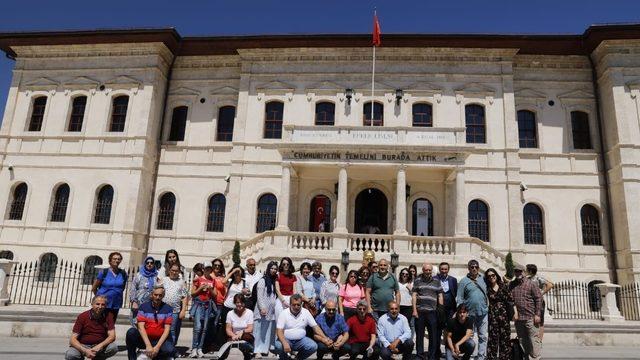 Lise mezunları 38 yıl sonra buluştu