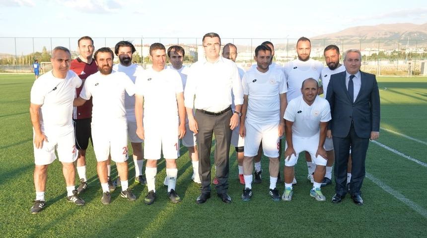 Kurumlar Arası Futbol Turnuvasının Şampiyonu Aras Edaş ve Atat&uuml;rk &Uuml;niversitesi