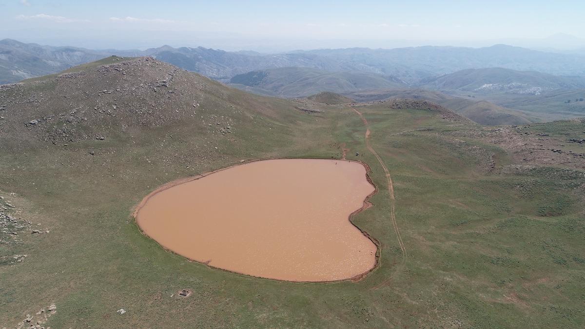 2 bin 600 rakımda kalbi andıran g&ouml;l dikkat &ccedil;ekiyor