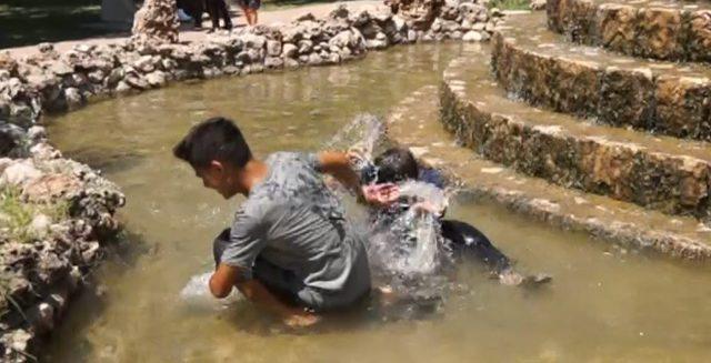 Sıcaktan bunalan çocuklar süs havuzlarına akın etti