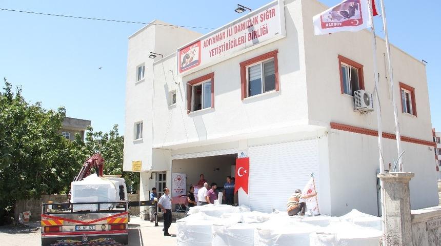 &Uuml;reticilere s&uuml;t tankları teslim edildi