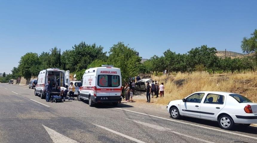 Otomobil yol kenarında bekleyen anne ve &ccedil;ocuklarına &ccedil;arptı: 6 yaralı