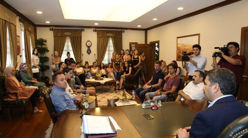 Başkan Eroğlu, Bosnalı gen&ccedil;leri makamında ağırladı