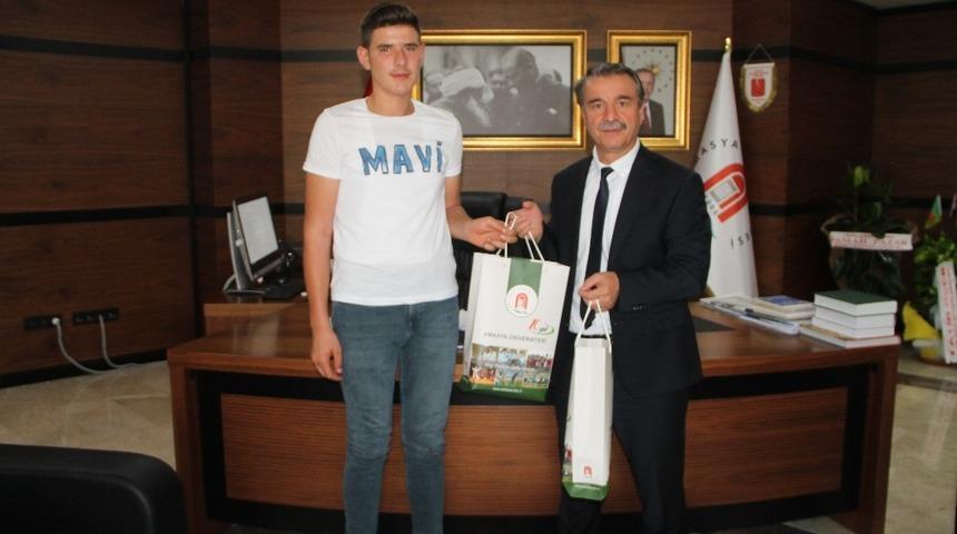 Hurda par&ccedil;alardan ara&ccedil; yapan gence &uuml;niversite sahip &ccedil;ıktı