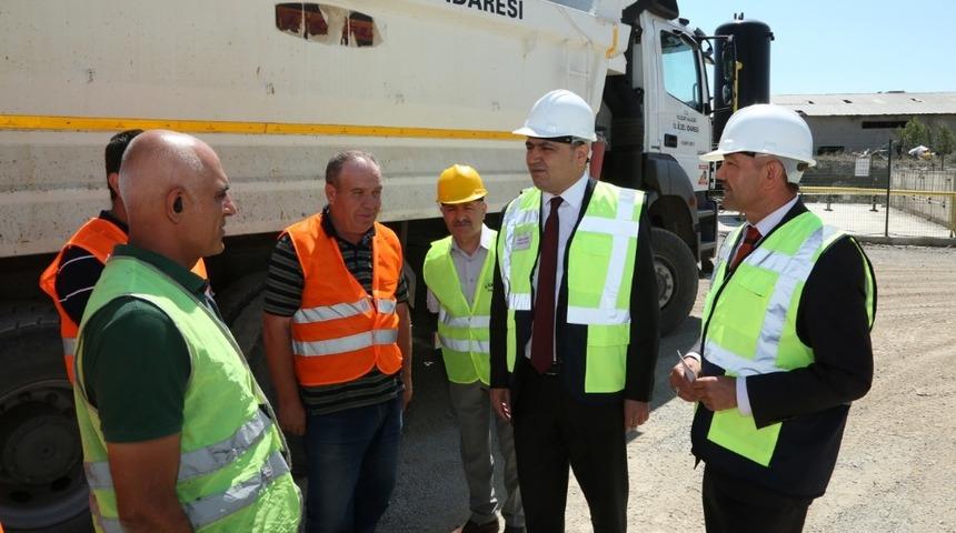 K&ouml;y yolları sıcak asfaltla buluşmaya devam ediyor