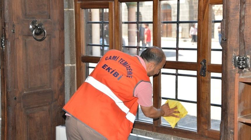Diyarbakır&rsquo;daki ibadethanelerde temizlik &ccedil;alışmalarına başlandı