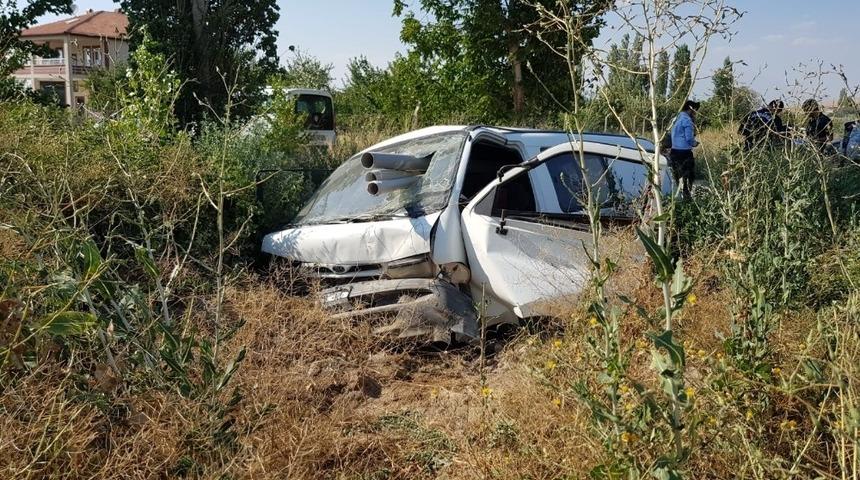 Direksiyon hakimiyeti kaybolan minib&uuml;s şarampole devrildi