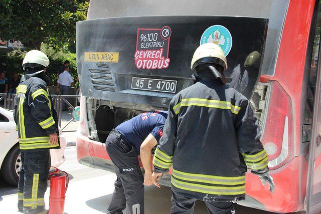 Elektrikli otobüsten çıkan duman korkuttu