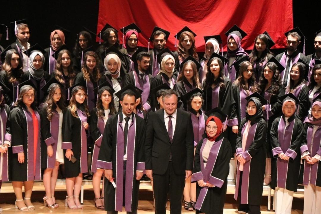 ER&Uuml; Diş Hekimliği Fak&uuml;ltesi&rsquo;nde mezuniyet heyecanı