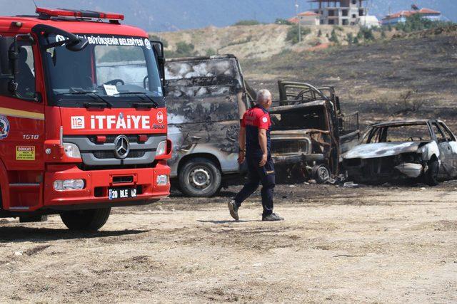 Otlukta çıkan yangın, hurda deposundaki araçlara sıçradı