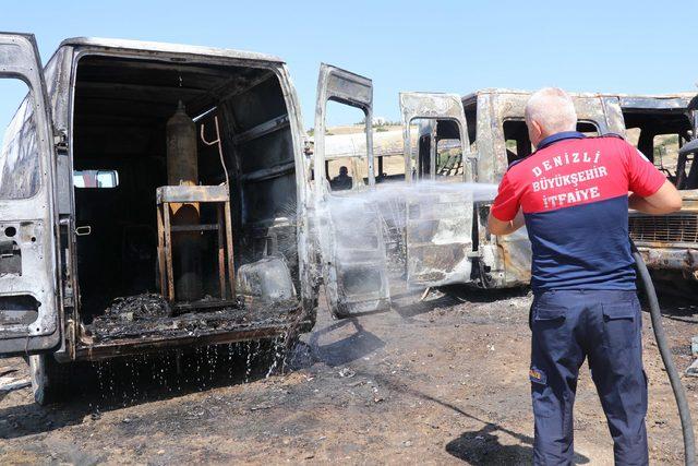 Otlukta çıkan yangın, hurda deposundaki araçlara sıçradı