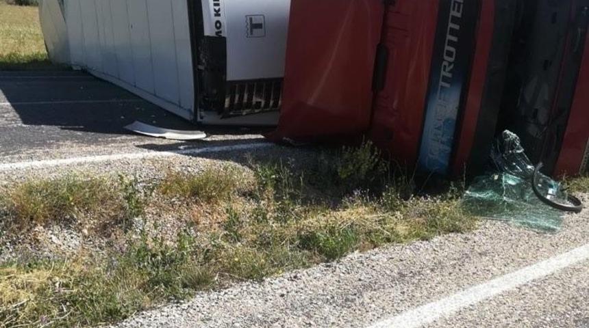 Kayısı y&uuml;kl&uuml; tır devrildi: 1 yaralı