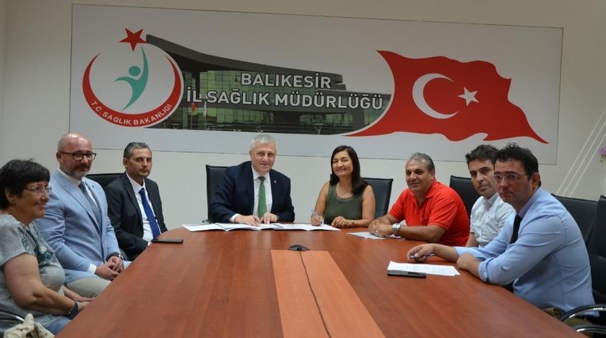 Hayırsever Emine G&uuml;ng&ouml;r&rsquo;den Aile Sağlığı Merkezine bağış