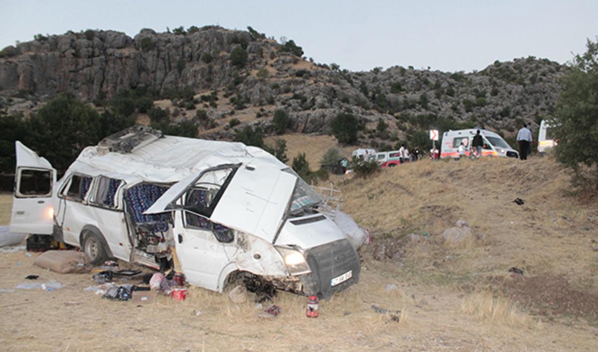 Mevsimlik iş&ccedil;ileri taşıyan minib&uuml;s devrildi