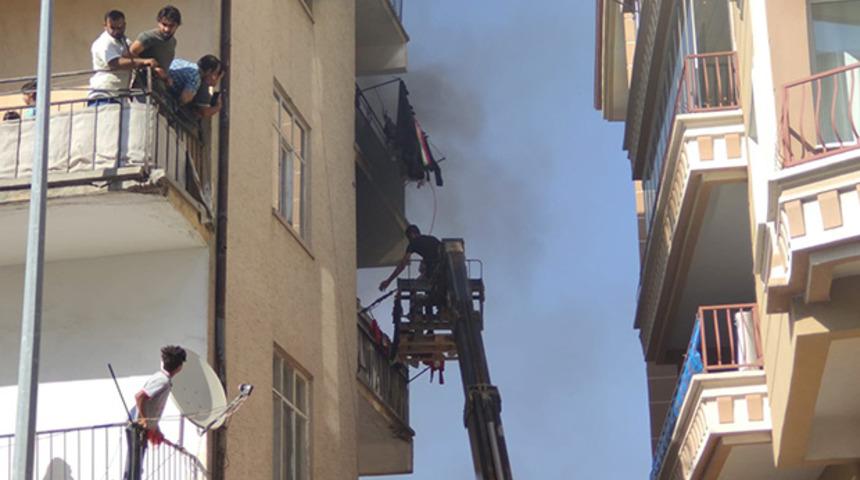 İş makinesiyle 60 kişiyi kurtardı