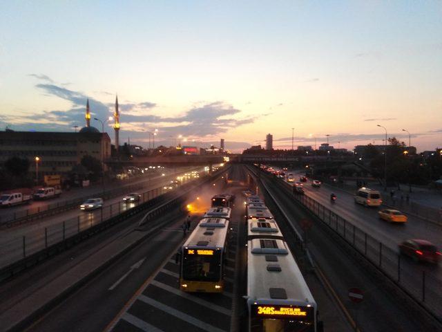 Avcılar'da metrobüs aracında yangın...