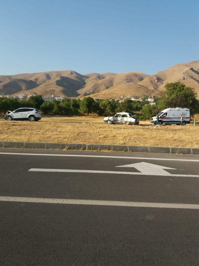 Tunceli'de 2 otomobil çarpıştı: Anne-baba-oğul, öldü