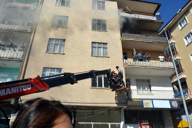 Yangında mahsur kalan 30 kişiyi inşaat işçileri kurtardı