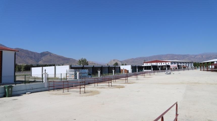 Canlı Hayvan Pazarı bayrama hazır