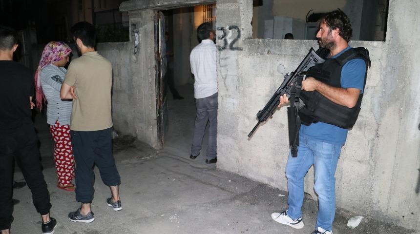 Adana'da müstakil eve atılan EYP korkuttu