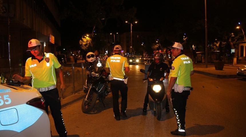 &Ccedil;ankırı&rsquo;da kural ihlali yapan s&uuml;r&uuml;c&uuml;lere ceza kesildi